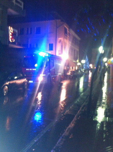 Autoscala vigili del fuoco e carabinieri sul posto. Autoscala vigili del fuoco e carabinieri sul posto.