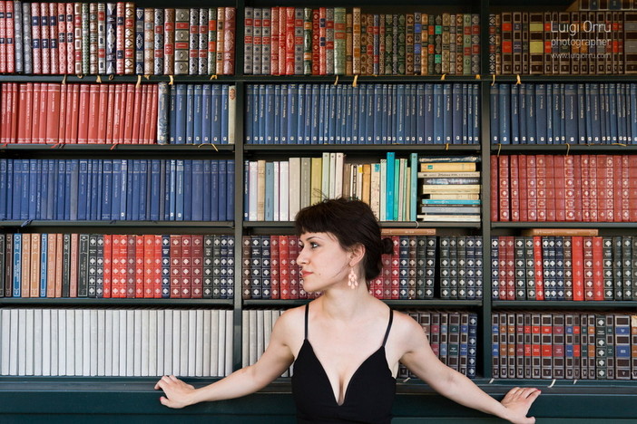 Debora Scalzo ospite al Bordighera Book festival per firmare le copie del suo romanzo ‘Io resto così’ Debora Scalzo ospite al Bordighera Book festival per firmare le copie del suo romanzo ‘Io resto così’