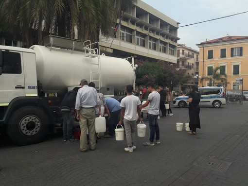 Diano Marina: acqua distribuita con le autobotti, Chiappori "Abbiamo tubazioni vecchie che si spaccano sempre!" (Foto)