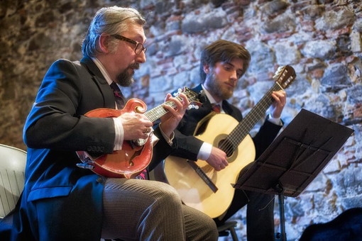 Sanremo: domani incontro culturale al Palafiori, il Duo Pizzicante di Freddy Colt intermezza Carlo Lucarelli