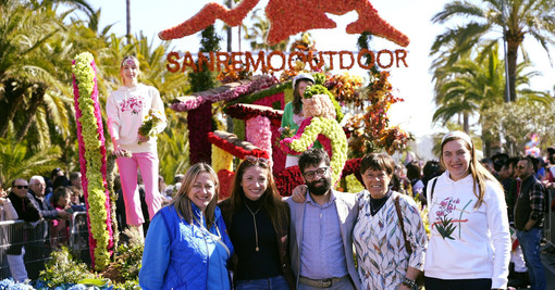 Daphnè Sanremo ha reso omaggio alla floricoltura italiana sul carro di casa al Corso fiorito Daphnè Sanremo ha reso omaggio alla floricoltura italiana sul carro di casa al Corso fiorito