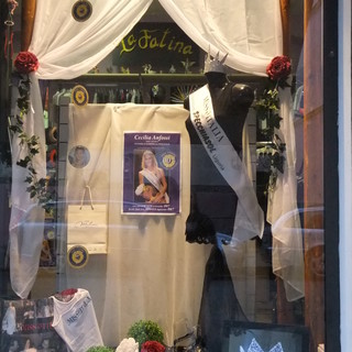 A Taggia vetrina addobbata con la fascia e il poster della Miss sanremese Cecilia Anfossi: “Per farle coronare il suo sogno”