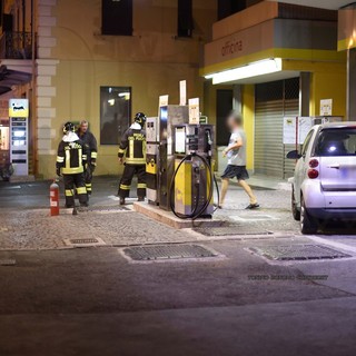 Sanremo: danneggia una pompa di benzina dopo il rifornimento, intervento dei Vigili del Fuoco alla Foce