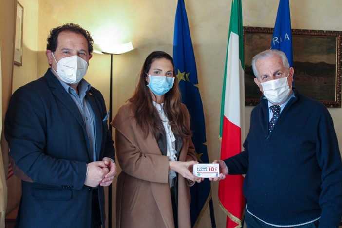 Imperia: buoni spesa per le famiglie in difficoltà donati al Comune dalla 'Sorridi con Pietro' (Foto) Imperia: buoni spesa per le famiglie in difficoltà donati al Comune dalla 'Sorridi con Pietro' (Foto)
