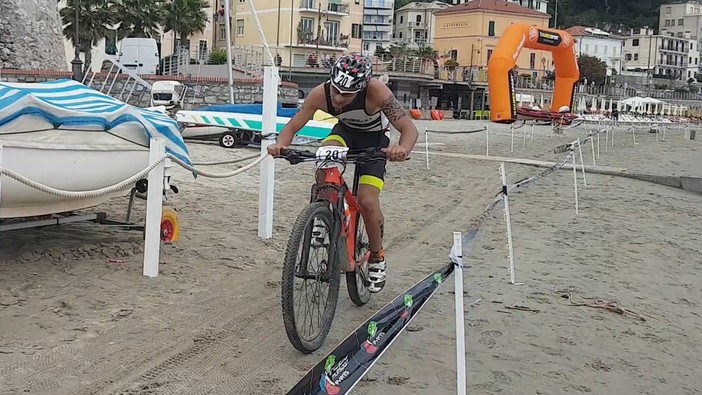Nella foto Daniel Polizzi, atleta della Riviera Triathlon 1992, convocato per gli Europei di Triathlon Cross in Romania dalla Nazionale