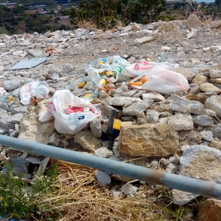 Sanremo: i soliti incivili e il 'lancio' del sacchetto, una discarica abusiva in via Mario Calvino (Foto) Sanremo: i soliti incivili e il 'lancio' del sacchetto, una discarica abusiva in via Mario Calvino (Foto)