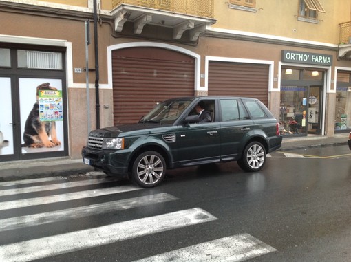 Dante Benzi in auto di fronte al tribunale di Imperia Dante Benzi in auto di fronte al tribunale di Imperia