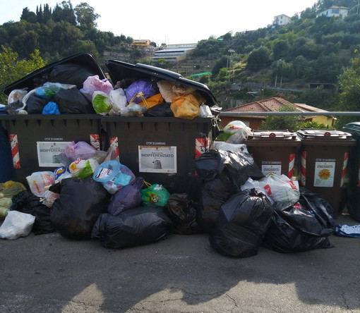 Sanremo: i 'furbetti dell'immondizia' continuano a deturpare l'entroterra, ecco come si presentava ieri zona San Pietro (Foto)