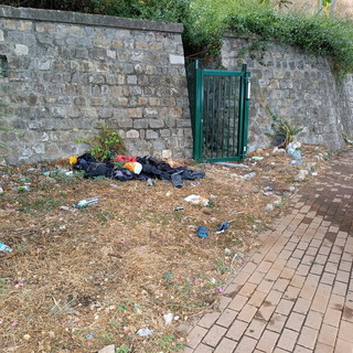 Ventimiglia: degrado al confine di Ponte San Ludovico, i cittadini chiedono più attenzione al Comune (Foto) Ventimiglia: degrado al confine di Ponte San Ludovico, i cittadini chiedono più attenzione al Comune (Foto)