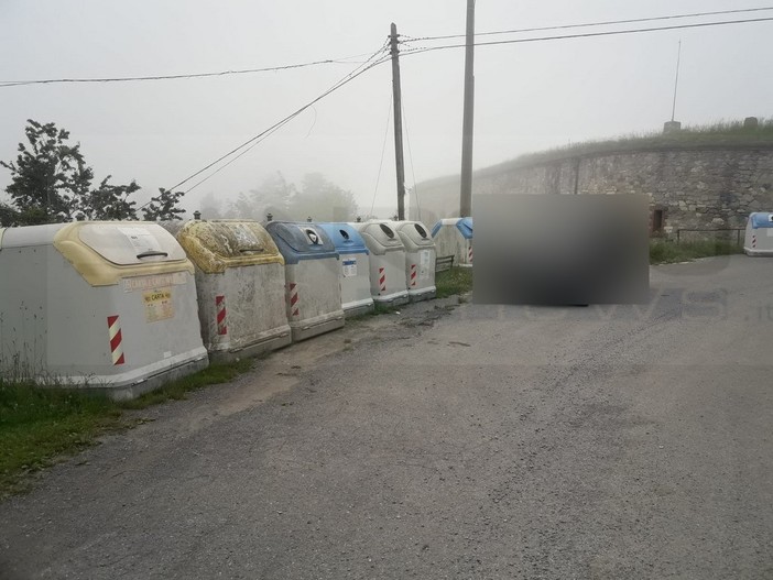 Colle di Nava: cassonetti pieni di immondizia abbandonati nella zona del forte Bellerasco (Foto) Colle di Nava: cassonetti pieni di immondizia abbandonati nella zona del forte Bellerasco (Foto)