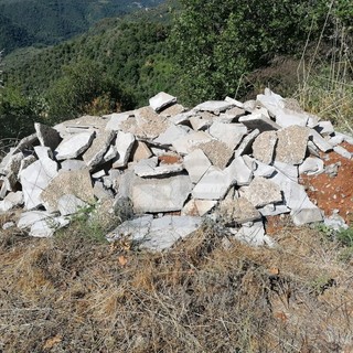 Discarica abusiva di 'zetto' tra Apricale e Bajardo: interviene Gianni Calvi della Polizia Provinciale Discarica abusiva di 'zetto' tra Apricale e Bajardo: interviene Gianni Calvi della Polizia Provinciale