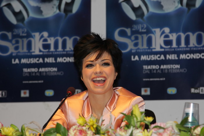 Festival: Dolcenera parla della scomparsa del suo ciuffo verde e del duetto di stasera con Professor Green