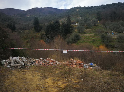 Ceriana: discarica abusiva di rifiuti pericolosi. artigiano edile denunicato dai Carabinieri