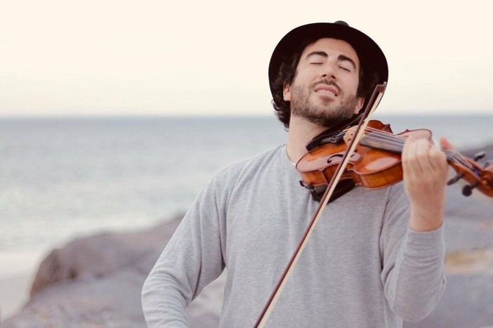 Esibizione dell'artista in Piazza Borea d’Olmo a Sanremo