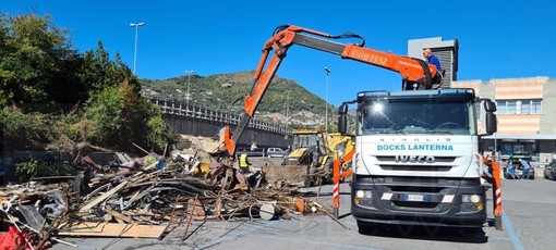 Ventimiglia: demolito dopo 30 anni il magazzino abusivo che sorgeva nella zona dell'ex dogana (Foto)