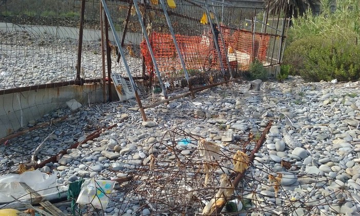 Degrado sulla spiaggia libera nella zona del Giunchetto: la denuncia nelle foto scattate ieri