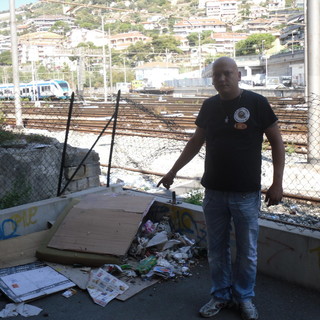 Ventimiglia: discarica a cielo aperto nell’area ferroviaria dello Scalo Merci, la protesta dei residenti