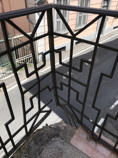 Sanremo: dopo l'inversione di marcia in via Galilei lettore lamenta danni ai terrazzi di corso Inglesi