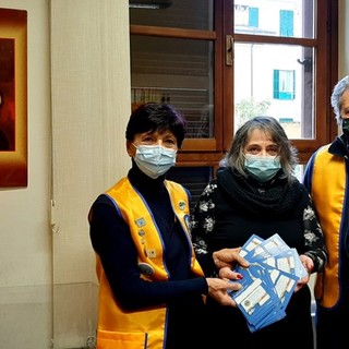 Cento le famiglie ventimigliesi in difficoltà che hanno ricevuto le tessere donate dal Lions Club (Foto) Cento le famiglie ventimigliesi in difficoltà che hanno ricevuto le tessere donate dal Lions Club (Foto)