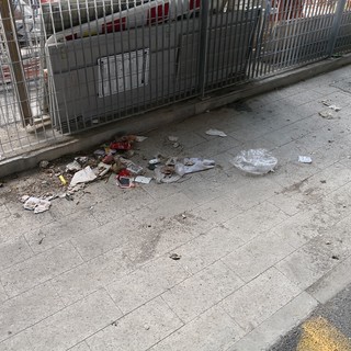 Bivacco alla stazione di Oneglia. Un nostro lettore: "Ormai i senza tetto accendono i fuochi per cucinare"