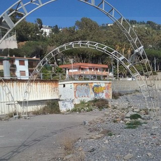 Ospedaletti: 'Piazzale a Mare' dalle feste al... degrado, ma per riqualificarlo serve una protezione a mare Ospedaletti: 'Piazzale a Mare' dalle feste al... degrado, ma per riqualificarlo serve una protezione a mare
