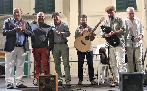 "Dante sanza leggio" conquista anche Badalucco: la performance di Gioacchino Logico incuriosisce e stupisce "Dante sanza leggio" conquista anche Badalucco: la performance di Gioacchino Logico incuriosisce e stupisce