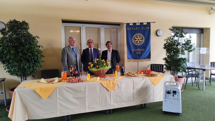Sanremo: il locale Rotary Club ha donato un concentratore di ossigeno alla Rsa 'B. Franchiolo' (Foto) Sanremo: il locale Rotary Club ha donato un concentratore di ossigeno alla Rsa 'B. Franchiolo' (Foto)