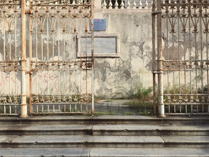 Sanremo: degrado all'Istituto Colombo di piazza Eroi a pochi giorni dall'inizio dell'anno scolastico Sanremo: degrado all'Istituto Colombo di piazza Eroi a pochi giorni dall'inizio dell'anno scolastico