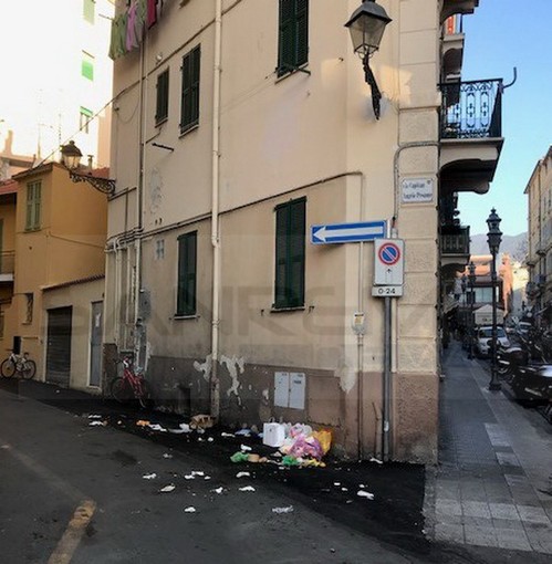 Sanremo: degrado e rifiuti in via Capitan Pesante, un lettore "Una scena che si ripete ogni settimana" (Foto)