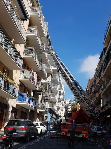 Sanremo: donna rimane incastrata nella sdraio, mobilitazione di soccorsi e strada chiusa per 20 minuti in via Martiri (Foto)