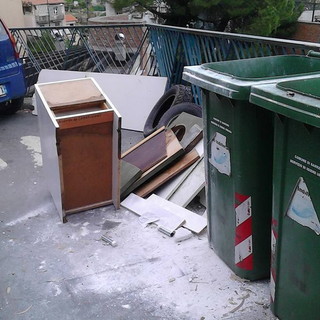 Sanremo: ancora una discarica abusiva in città, rimasugli di una ristrutturazione in strada Borgo Opaco Sanremo: ancora una discarica abusiva in città, rimasugli di una ristrutturazione in strada Borgo Opaco