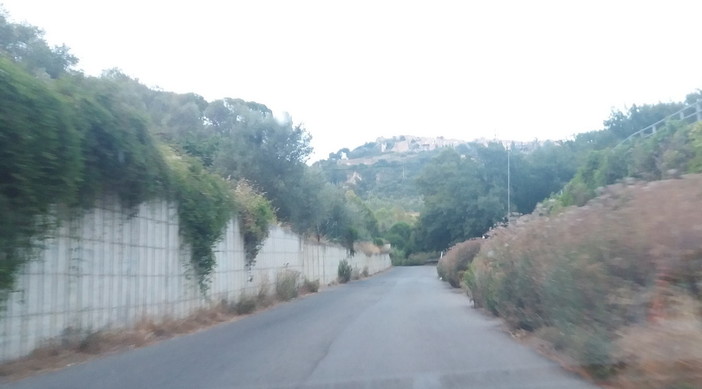 Sanremo: degrado e sporcizia in strada Valle Armea, la segnalazione di un agente penitenziario (Foto)