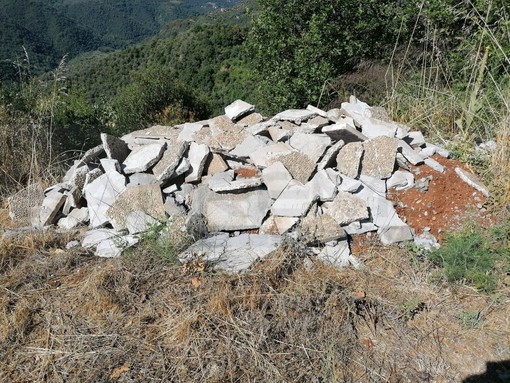 Discarica abusiva di 'zetto' tra Apricale e Bajardo: interviene Gianni Calvi della Polizia Provinciale