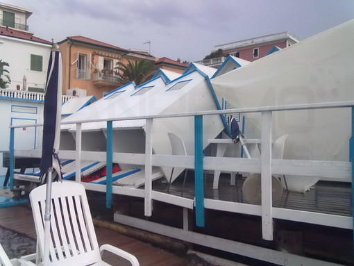 Bordighera: le foto dei danni agli stabilimenti balneari Sant'Ampelio e Caranca