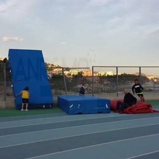 Sanremo: forte vento di ieri, danni alla pista di atletica dove è volato anche il materasso del salto in alto Sanremo: forte vento di ieri, danni alla pista di atletica dove è volato anche il materasso del salto in alto