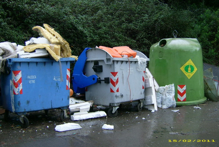 Sanremo: degrado vicino ai cassonetti della zona di Valle Armea vicino al carcere Sanremo: degrado vicino ai cassonetti della zona di Valle Armea vicino al carcere