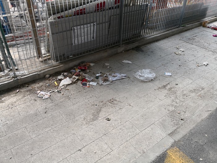 Imperia: degrado e sporcizia invadono il parcheggio della "nuova" stazione. Spunta anche una tenda (Foto) Imperia: degrado e sporcizia invadono il parcheggio della "nuova" stazione. Spunta anche una tenda (Foto)