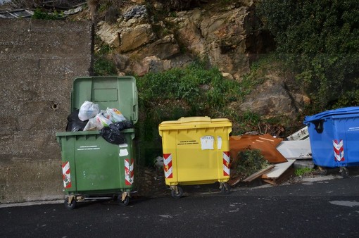 Sanremo: discarica a cielo aperto a 100 metri dal centro di raccolta dei rifiuti ingombranti a Coldirodi