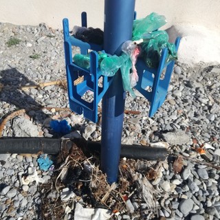 Bordighera: deiezioni canine in spiaggia, campagna di “Io adesso salvo il mare”