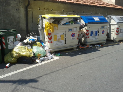 Pietrabruna: bidoni della differenziata strapieni, la mail e le foto di una nostra lettrice