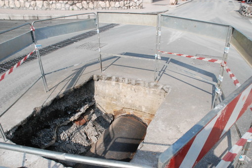 Sanremo: fognatura rotta sulla ciclabile vicino a via Privata Scoglio, domani intervento degli operai Sanremo: fognatura rotta sulla ciclabile vicino a via Privata Scoglio, domani intervento degli operai