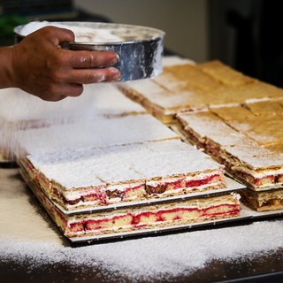 Baci neri e diplomatica, un tripudio di golosità fresche e genuine che puoi trovare dalla pasticceria Dolciaria B.B. di Arma di Taggia