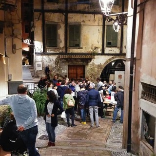 Sanremo: la ‘Pigna’ si popola di bikers, tutti in coda per la registrazione alla ‘Urban Downhill’ di domani (foto) Sanremo: la ‘Pigna’ si popola di bikers, tutti in coda per la registrazione alla ‘Urban Downhill’ di domani (foto)