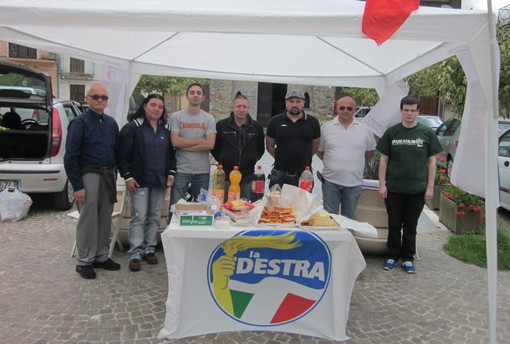 Ieri il candidato Sindaco Caroleo ed i candidati al Consiglio de La Destra a Cosio d'Arroscia Ieri il candidato Sindaco Caroleo ed i candidati al Consiglio de La Destra a Cosio d'Arroscia