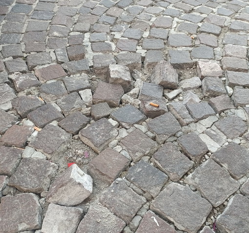 Sanremo: sampietrini di piazza Colombo, che ossessione! Degrado all'imbocco di via Matteotti (Foto) Sanremo: sampietrini di piazza Colombo, che ossessione! Degrado all'imbocco di via Matteotti (Foto)
