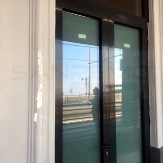 Bordighera: muri scrostati, umidità e muffe alla stazione, la denuncia della pentastellata Maria Nella Ponte