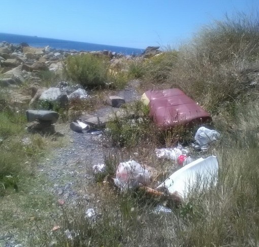 Sanremo: degrado vicino alla spiaggetta di Capo Verde, da quasi 20 giorni la situazione non è cambiata