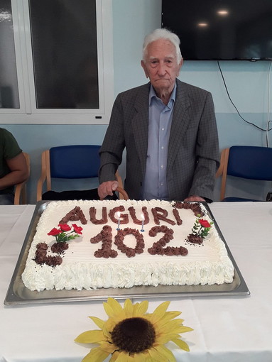 Vallecrosia: alla casa Rachele Zitomirski, festa per i 102 anni di Damiano Sciové Vallecrosia: alla casa Rachele Zitomirski, festa per i 102 anni di Damiano Sciové