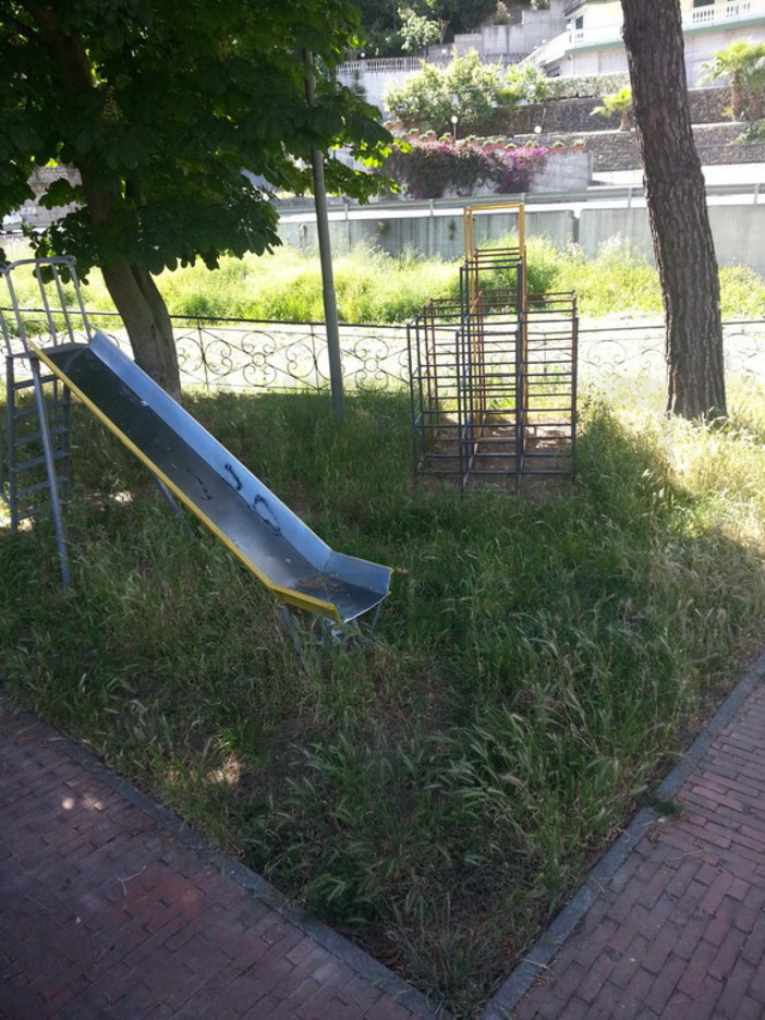 Degrado nel centro storico di Vallecrosia: la denuncia (con foto) del gruppo 'Adesso Vallecrosia' Degrado nel centro storico di Vallecrosia: la denuncia (con foto) del gruppo 'Adesso Vallecrosia'