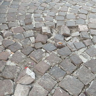 Sanremo: sampietrini di piazza Colombo, che ossessione! Degrado all'imbocco di via Matteotti (Foto) Sanremo: sampietrini di piazza Colombo, che ossessione! Degrado all'imbocco di via Matteotti (Foto)